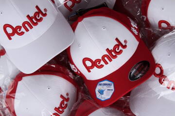 Czapki Flexfit z haftem logo Pentel